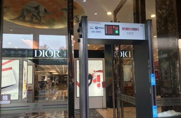 紅外線測(cè)溫安檢門(mén)限流,重啟前夕記者探訪武商